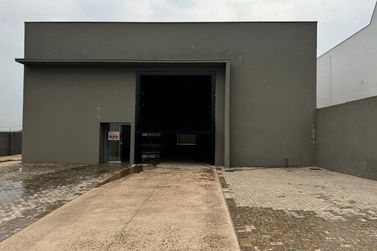 Sal&atilde;o Comercial para alugar - 400m&sup2; - CONDOMINIO GREVILHA EMPRESARIAL