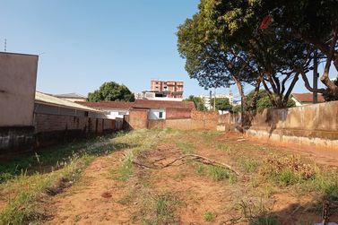 Terreno &agrave; venda - 490m&sup2; - Zona III