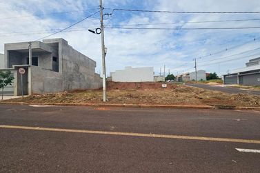 Terreno &agrave; venda - 334m&sup2; - Jardim Estancia II