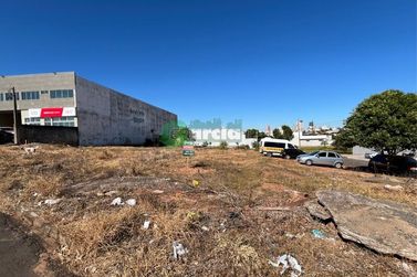 Terreno &agrave; venda - 879m&sup2; - -