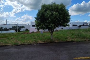Terreno &agrave; venda - 180m&sup2; - Jardim Interlagos