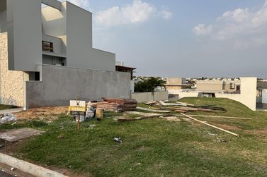 Terreno &agrave; venda - 360m&sup2; - Condom&iacute;nio Royal Garden