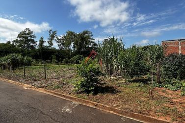 Terreno &agrave; venda - 198m&sup2; - Centro
