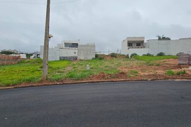 Terreno &agrave; venda - 221m&sup2; - ZONA V