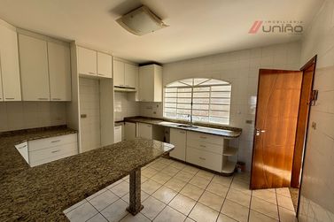 Casa &agrave; venda - 293m&sup2; - Zona Armazem