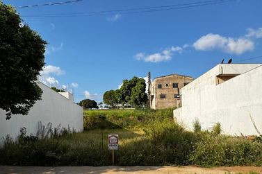 Terreno &agrave; venda - 370m&sup2; - Jardim Laguna
