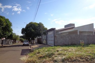 Terreno &agrave; venda - 180m&sup2; - Jardim Oriente