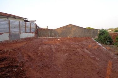 Terreno &agrave; venda - 180m&sup2; - Zona III