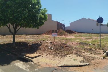 Terreno &agrave; venda - 242m&sup2; - Jardim Janina