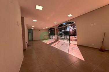 Sal&atilde;o Comercial para alugar - 450m&sup2; - Zona VII