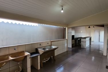 Casa para alugar - 324m&sup2; - ZONA V