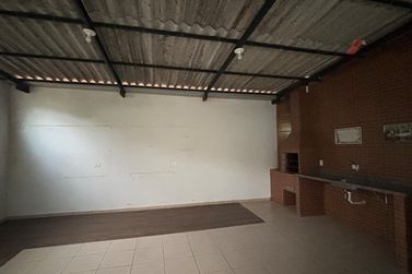 Sal&atilde;o Comercial para alugar - 245m&sup2; - Zona V