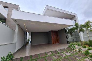 Casa &agrave; venda - 250m&sup2; - Conjunto Residencial Portal das &Aacute;guas