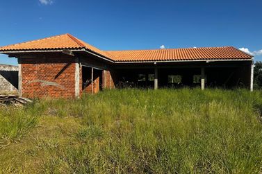 Ch&aacute;cara &agrave; venda - 2500m&sup2; - Condom&iacute;nio de Ch&aacute;caras Lagoa Dourada