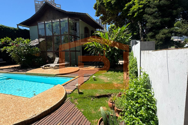 Casa &agrave; venda - 240m&sup2; - Centro