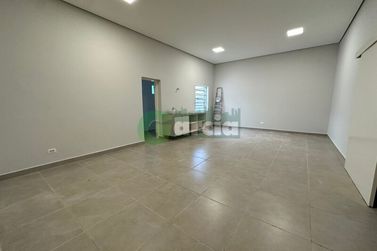 Sal&atilde;o Comercial para alugar - 450m&sup2; - Zona VII