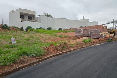 Terreno &agrave; venda - 221m&sup2; - ZONA V