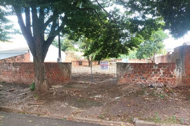 Terreno &agrave; venda - 600m&sup2; - Zona VI