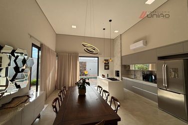 Casa &agrave; venda - 230m&sup2; - Conjunto Residencial Portal das &Aacute;guas