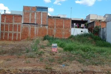 Terreno &agrave; venda - 180m&sup2; - Jardim Arax&aacute;