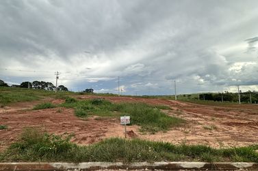Terreno &agrave; venda - 300m&sup2; - Centro