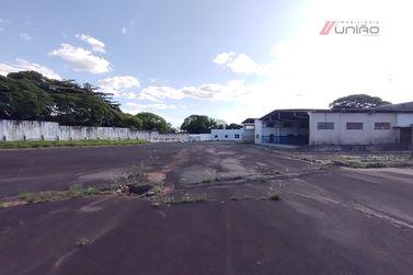 Sal&atilde;o Comercial &agrave; venda - 940m&sup2; - Zona Industrial