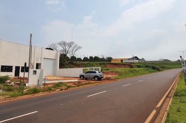 Sal&atilde;o Comercial &agrave; venda - 640m&sup2; - Zona Armazem