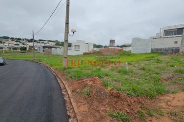 Terreno &agrave; venda - 221m&sup2; - ZONA V