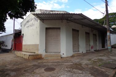 Sal&atilde;o Comercial &agrave; venda - 119m&sup2; - Zona Armazem