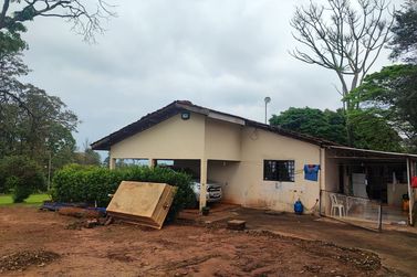 Ch&aacute;cara &agrave; venda - 400m&sup2; - ESTRADA MORADA DO SOL