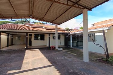 Casa para alugar - 324m&sup2; - ZONA V
