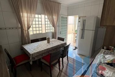 Casa &agrave; venda - 242m&sup2; - Zona I