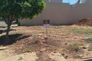 Terreno &agrave; venda - 242m&sup2; - Jardim Janina