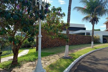 Terreno &agrave; venda - 892m&sup2; - Zona III