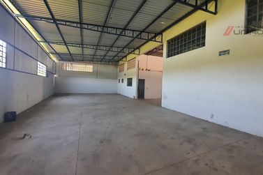 Sal&atilde;o Comercial para alugar - 1000m&sup2; - Rodovia
