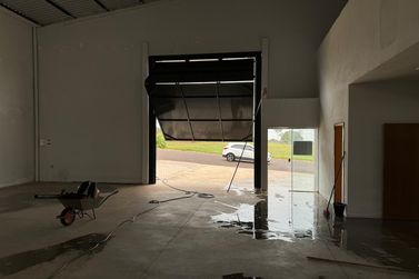 Sal&atilde;o Comercial para alugar - 400m&sup2; - CONDOMINIO GREVILHA EMPRESARIAL