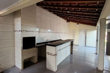 Casa para alugar - 324m&sup2; - ZONA V