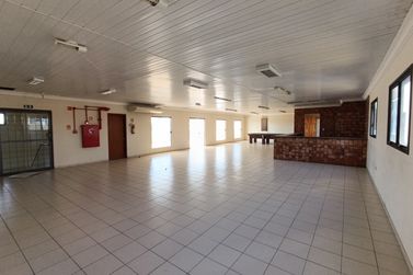 Sal&atilde;o Comercial para alugar - 185m&sup2; - ZONA I