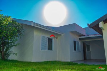 Casa &agrave; venda - 185m&sup2; - Zona Armaz&eacute;m