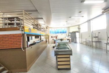 Sala Comercial &agrave; venda - 200m&sup2; - Centro