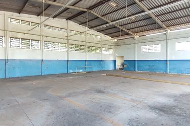 Sal&atilde;o Comercial &agrave; venda - 940m&sup2; - Zona Industrial