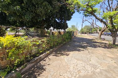 Terreno &agrave; venda - 616m&sup2; - Zona 5