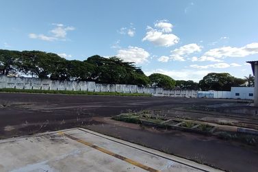 Sal&atilde;o Comercial &agrave; venda - 940m&sup2; - Zona Industrial