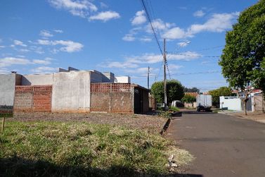 Terreno &agrave; venda - 180m&sup2; - Jardim Oriente
