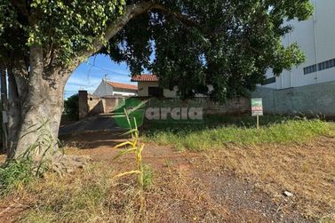 Terreno &agrave; venda - 305m&sup2; - Zona VII