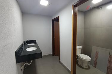 Sal&atilde;o Comercial para alugar - 240m&sup2; - Zona III
