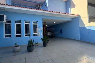 Sobrado &agrave; venda - 238m&sup2; - Zona 2