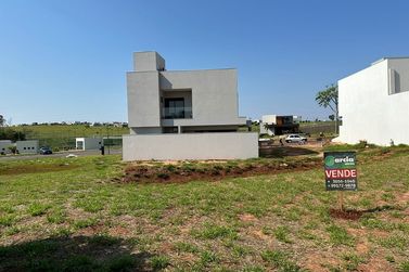 Terreno &agrave; venda - 240m&sup2; - .