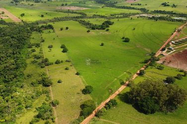 Ch&aacute;cara &agrave; venda - 20000m&sup2; - ESTRADA COLORADO