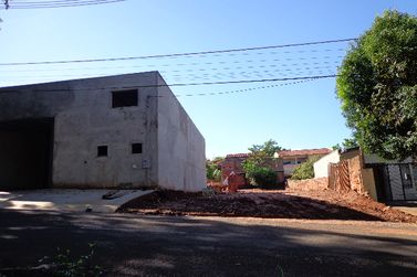 Terreno &agrave; venda - 350m&sup2; - Zona Armazem